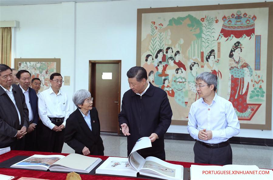 Xi visita patrimônio cultural em Gansu