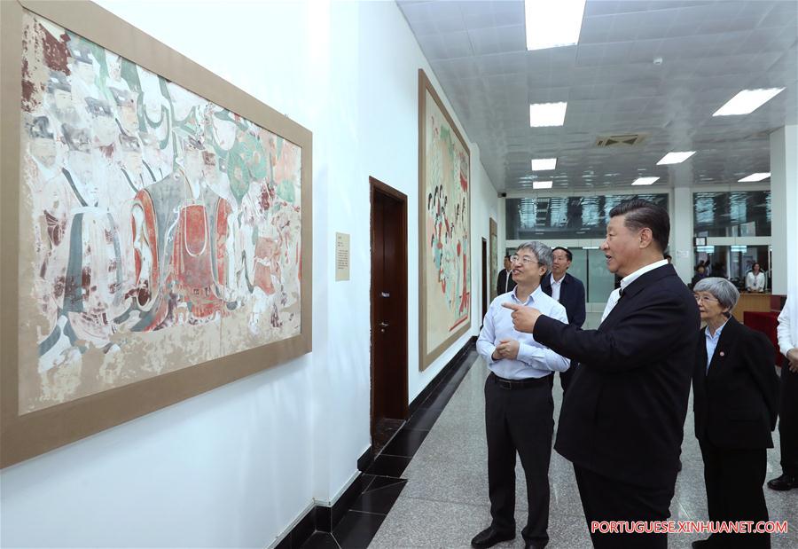 Xi visita patrimônio cultural em Gansu