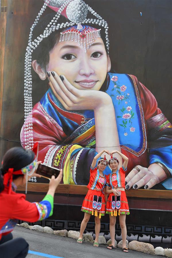 Pinturas murais fazem da aldeia um resort turístico em Jiangxi, leste da China