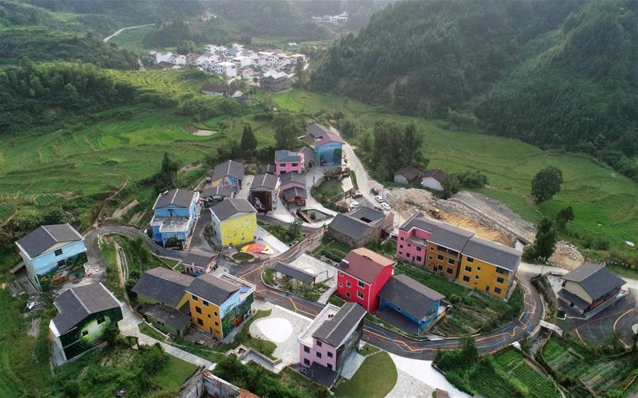 Pinturas murais fazem da aldeia um resort turístico em Jiangxi, leste da China