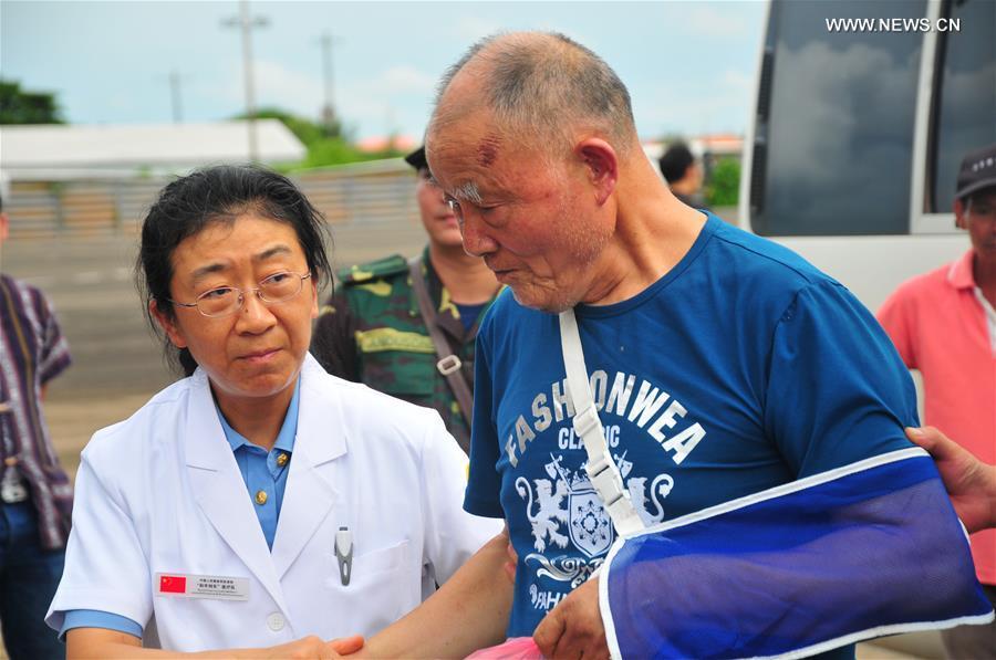 4 turistas chineses gravemente feridos em acidente de ônibus no Laos voam de volta à China