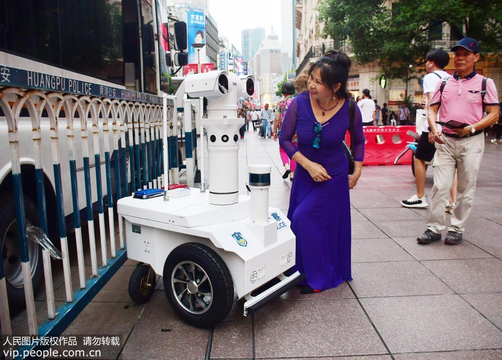 Shanghai: Primeiro robô policial faz patrulha na rua de Nanjing
