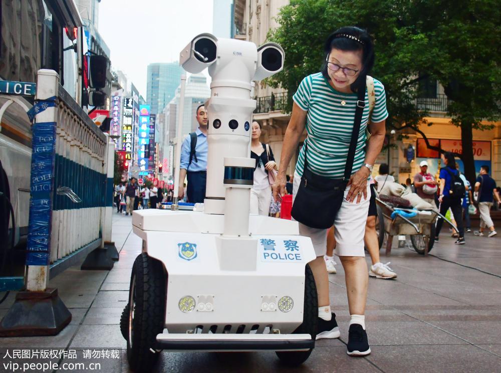 Shanghai: Primeiro robô policial faz patrulha na rua de Nanjing