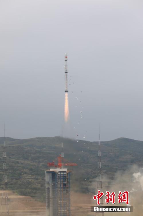 China lança três novos satélites