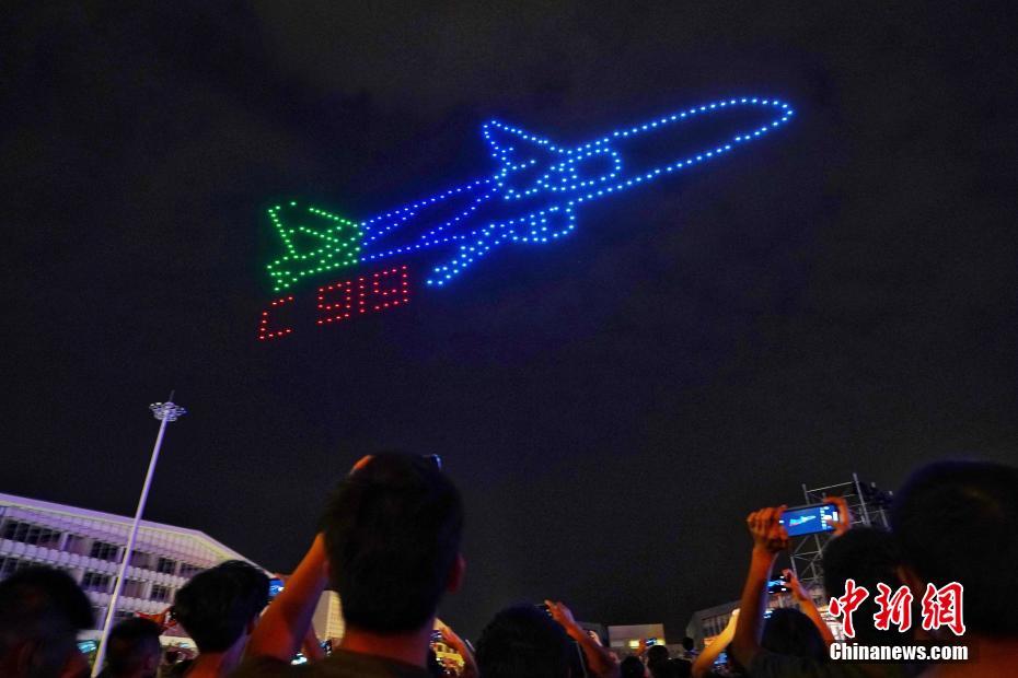 300 drones realizam show de iluminação em Nanjing para celebrar o 70º aniversário da fundação da Nova China