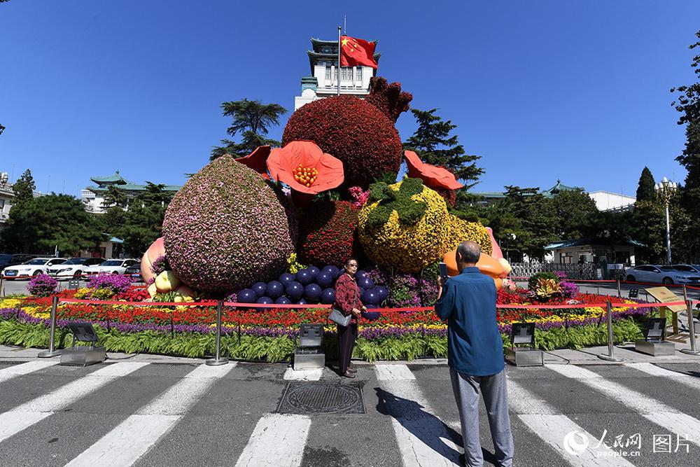 Beijing instala canteiros de flores na avenida principal para celebrar o Dia Nacional