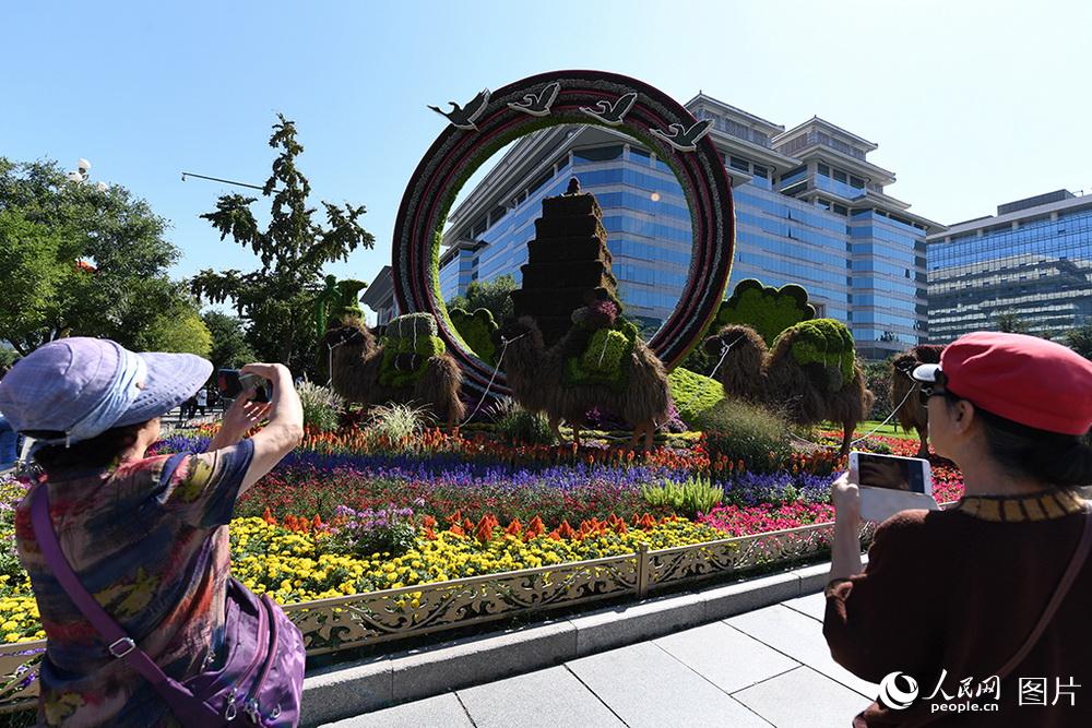Beijing instala canteiros de flores na avenida principal para celebrar o Dia Nacional