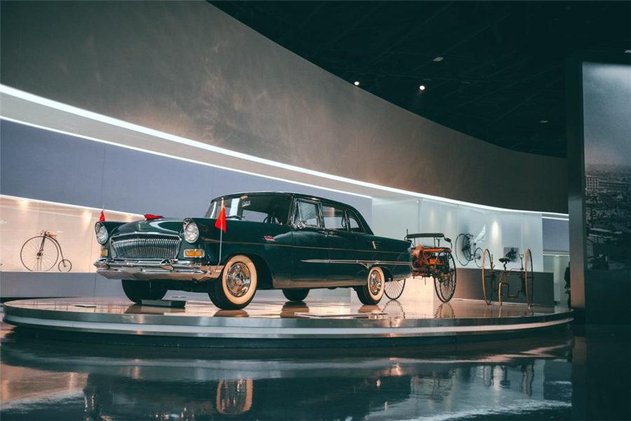 Um Hongqi CA72 de 1959 exibido no Museu do Automóvel de Shanghai. [Foto fornecida para chinadaily.com.cn]