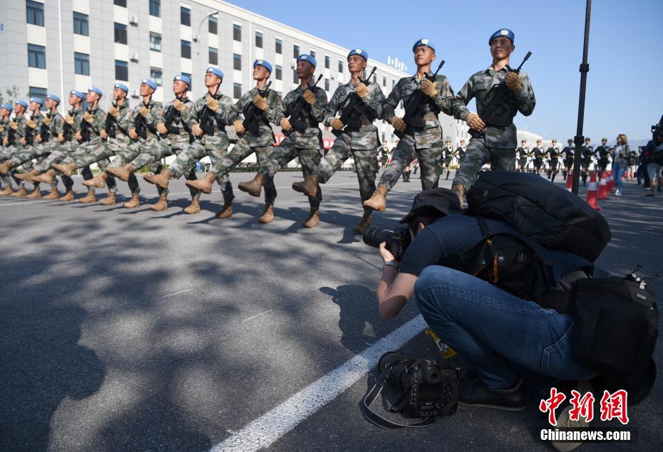 Mídias estrangeiras visitam base de treinamento do desfile militar da China