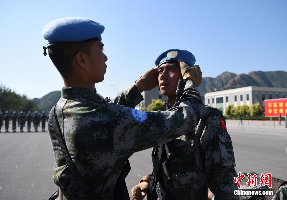 Mídias estrangeiras visitam base de treinamento do desfile militar da China