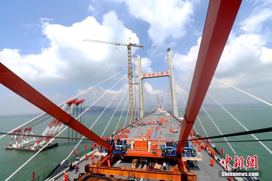 China conclui estrutura da maior ponte rodoferroviária sobre mar do mundo