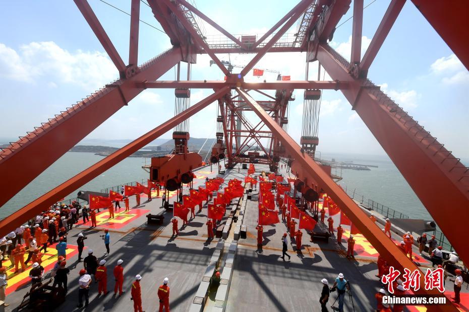 China conclui estrutura da maior ponte rodoferroviária sobre mar do mundo