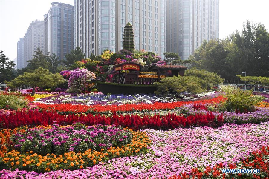 Canteiros de flores instalados em Beijing para celebrar o 70ºaniversário da fundação da Nova China