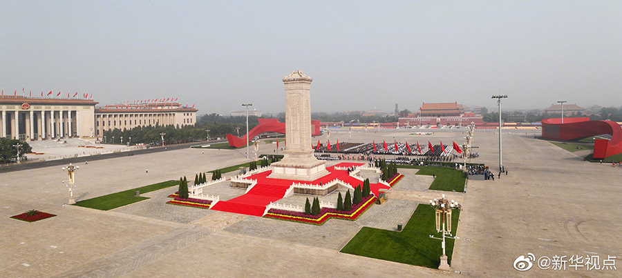 Xi faz tributo aos heróis nacionais na Praça Tian'anmen