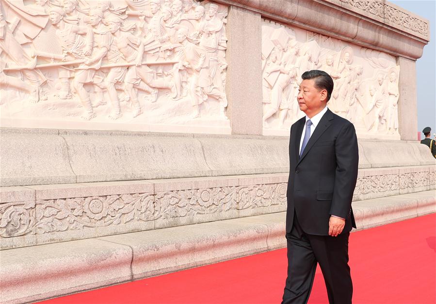 Xi faz tributo aos heróis nacionais na Praça Tian'anmen