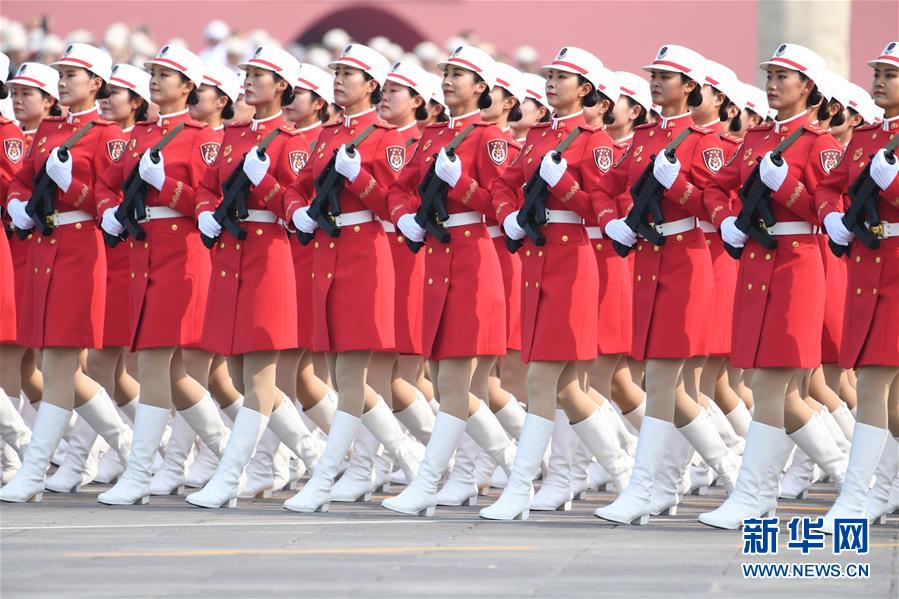 Xi faz revista das forças armadas no Dia Nacional