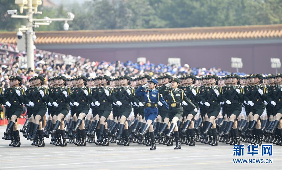 Xi faz revista das forças armadas no Dia Nacional