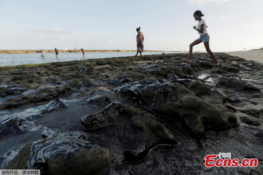 Brasil intensifica limpeza da poluição costeira de petróleo em que mais de 100 praias foram afetadas