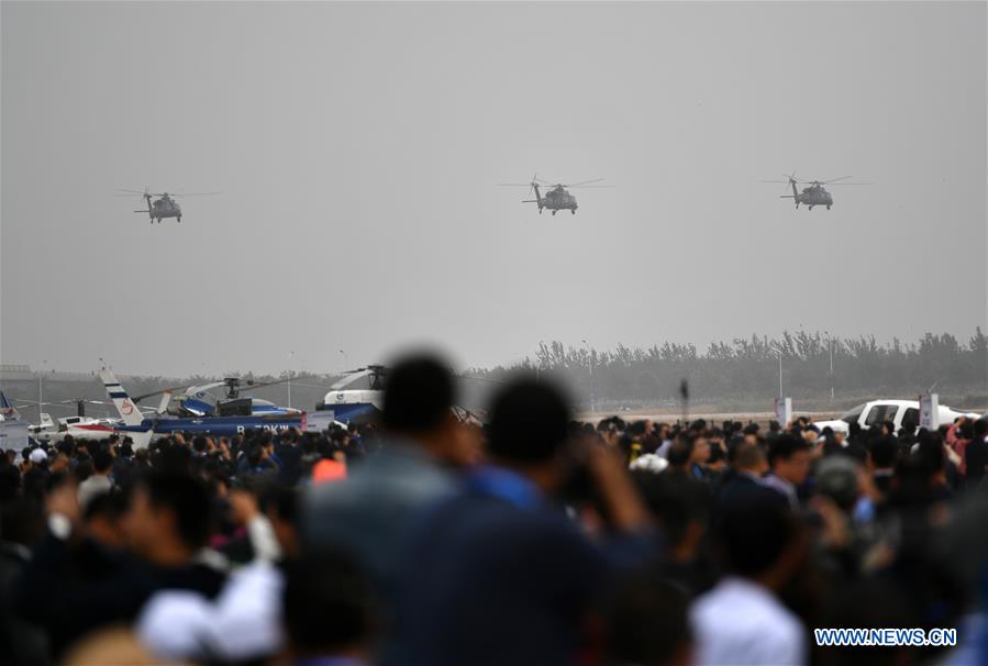 Helicóptero Z-20 da China faz voo de demonstração em Tianjin