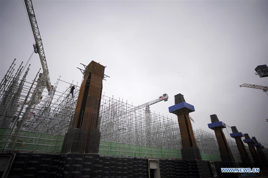 Estação Xiongan da ferrovia interurbana de alta velocidade Beijing-Xiongan está em construção
