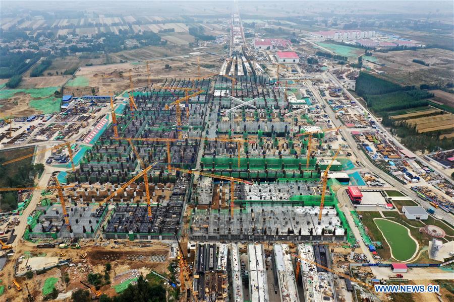 Estação Xiongan da ferrovia interurbana de alta velocidade Beijing-Xiongan está em construção