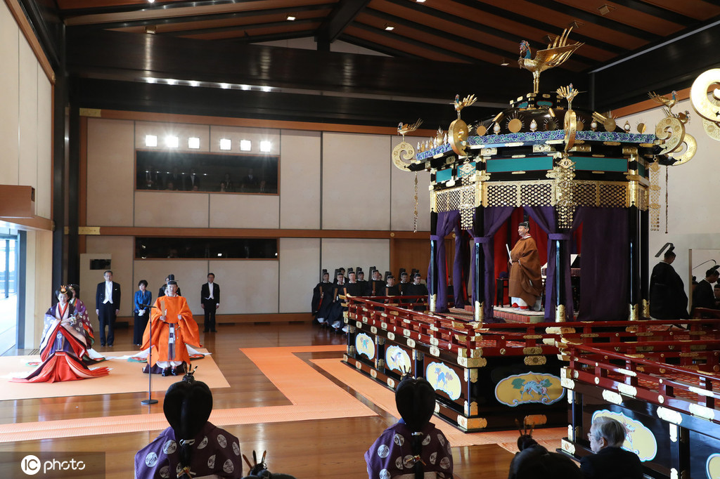 Imperador japonês ascende ao Trono do Crisântemo