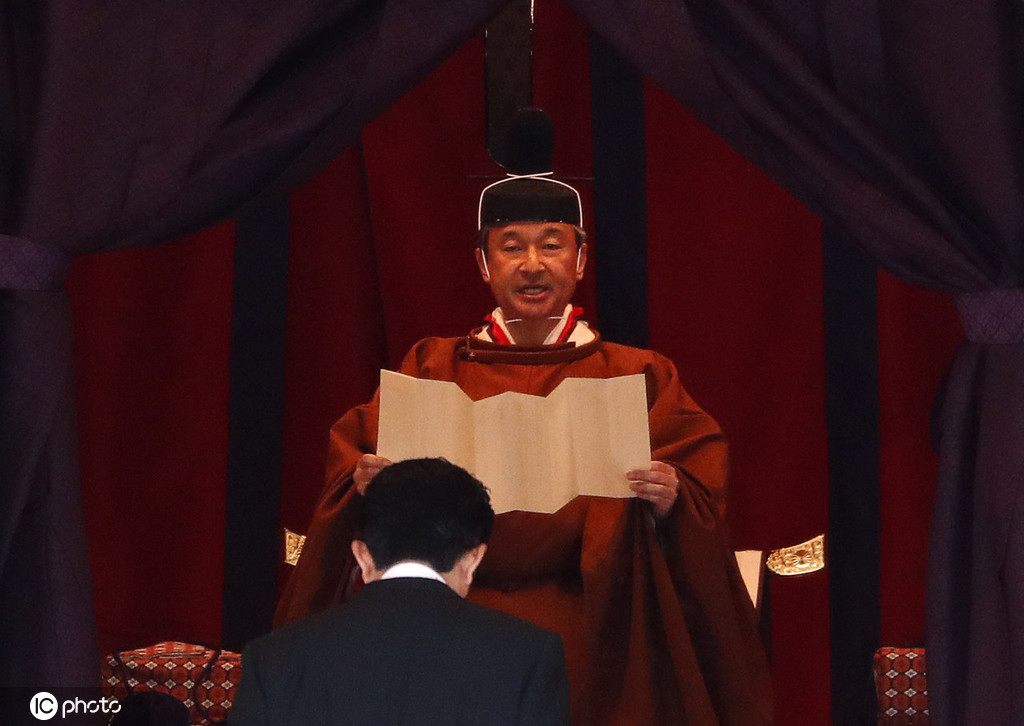 Imperador japonês ascende ao Trono do Crisântemo