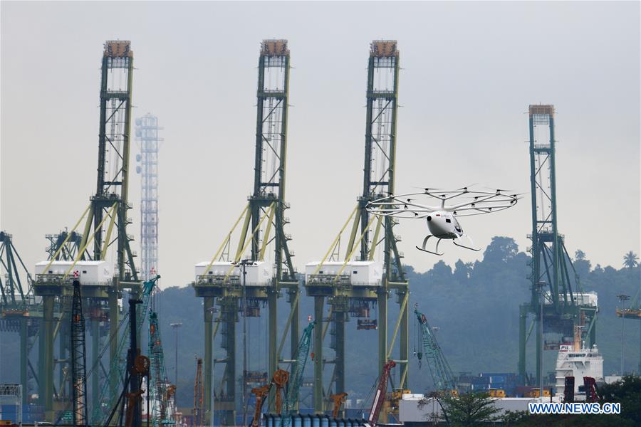 Táxi aéreo da Volocopter voa sobre Baía da Marina em Singapura
