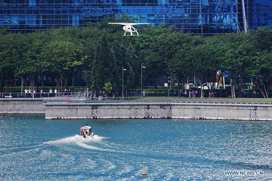 Táxi aéreo da Volocopter voa sobre Baía da Marina em Singapura