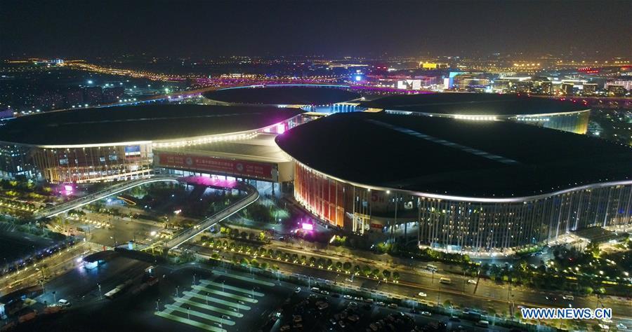 Panorama noturno do local da 2ª CIIE em Shanghai