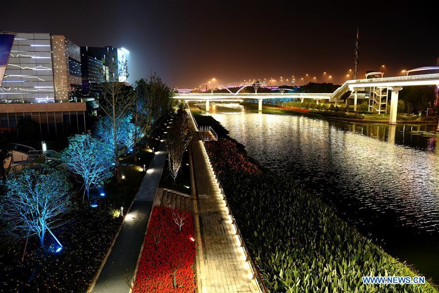 Panorama noturno do local da 2ª CIIE em Shanghai