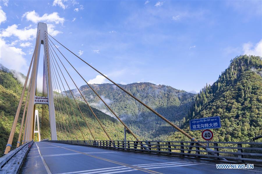 Vista da grande ponte Polonggou no Tibete