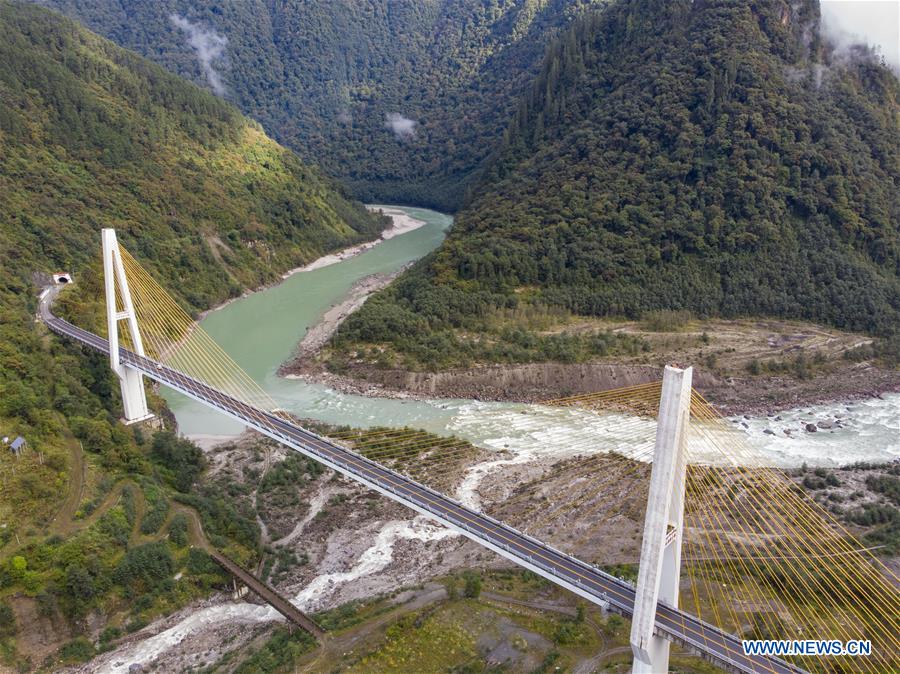 Vista da grande ponte Polonggou no Tibete