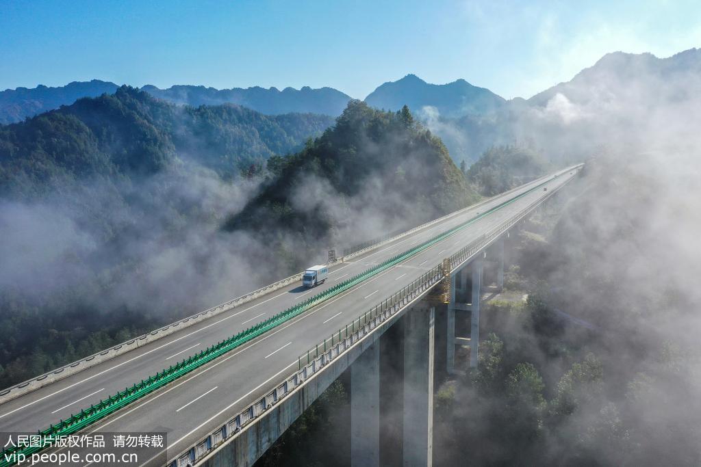 Hunan reforça construção de rede rodoviária para auxiliar no combate à pobreza