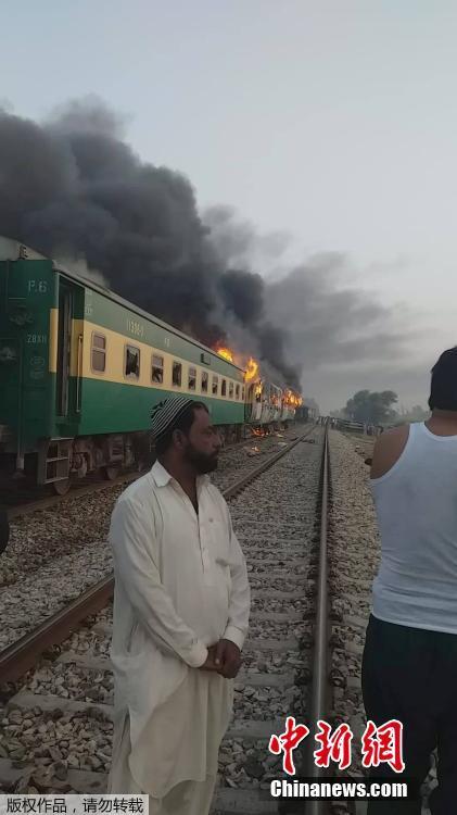 Incêndio em trem deixa ao menos 62 mortos no Paquistão