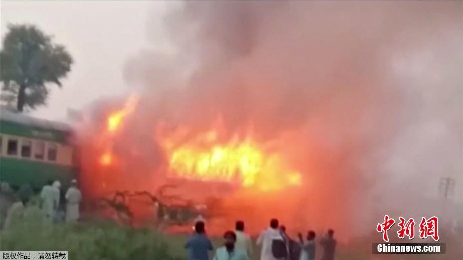 Incêndio em trem deixa ao menos 62 mortos no Paquistão
