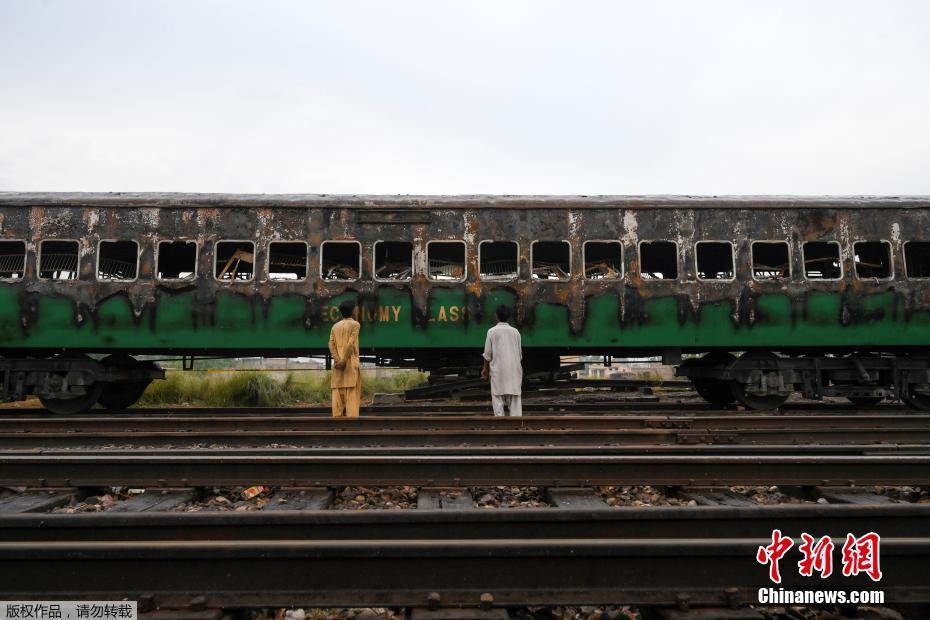 74 mortos à medida que o trem de passageiros pega fogo no Paquistão Oriental