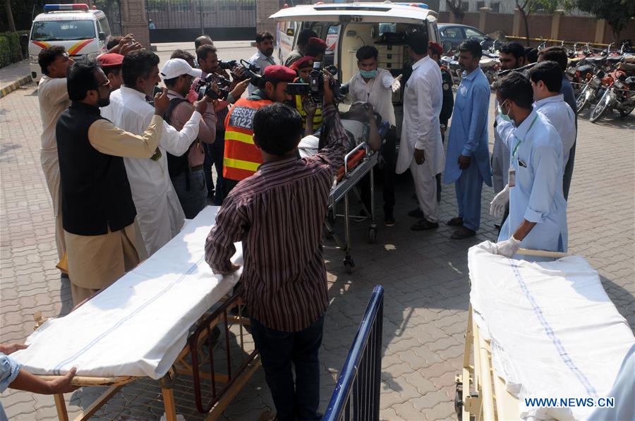 74 mortos à medida que o trem de passageiros pega fogo no Paquistão Oriental