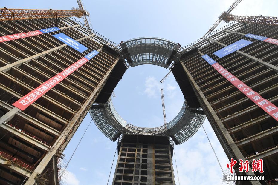 Construção do primeiro corredor circular suspenso da China conclui oficialmente