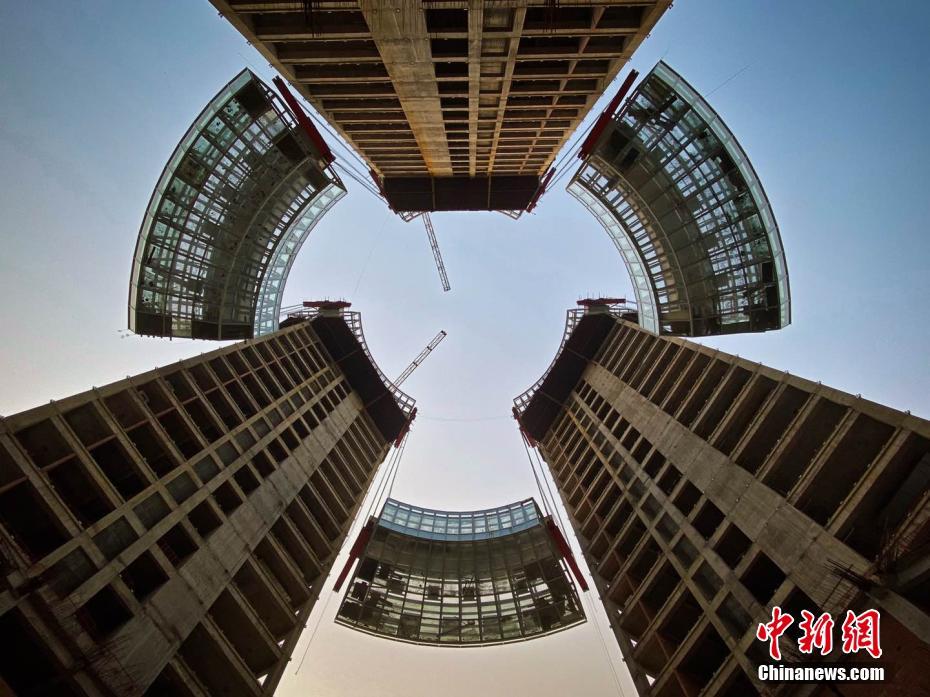 Construção do primeiro corredor circular suspenso da China conclui oficialmente