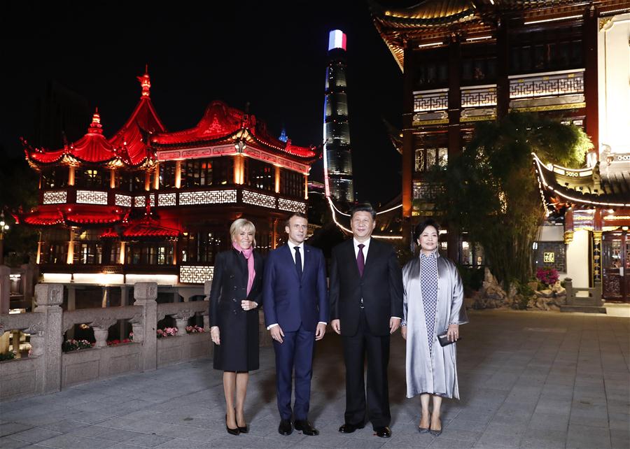 Xi e esposa recebem casal presidencial francês