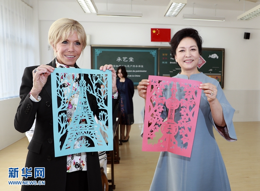 Peng Liyuan e primeira-dama da França visitam escola secundária em Shanghai
