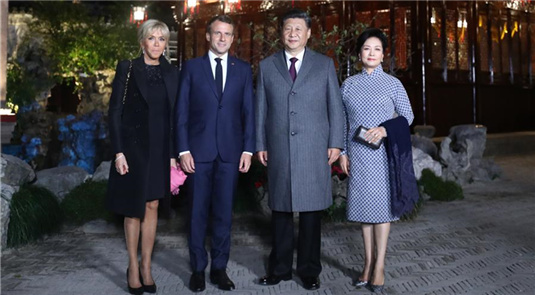 Xi e esposa recebem casal presidencial francês