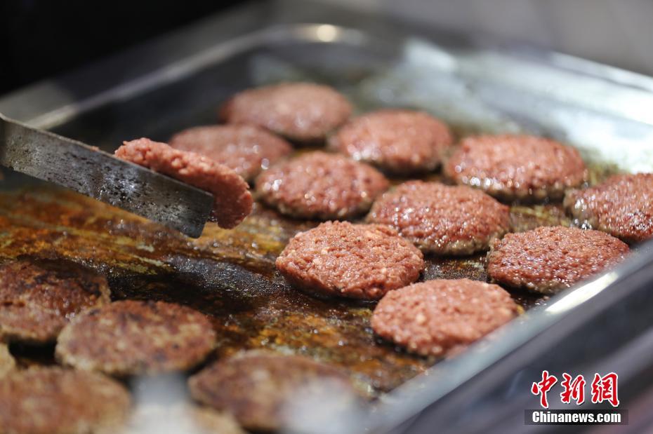 2ª CIIE: Sanduíche de carne artificial atrai visitantes