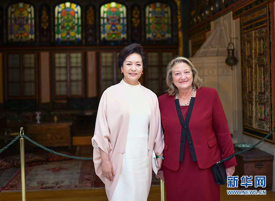 Primeira-dama da China Peng Liyuan visita Museu Benaki em Atenas