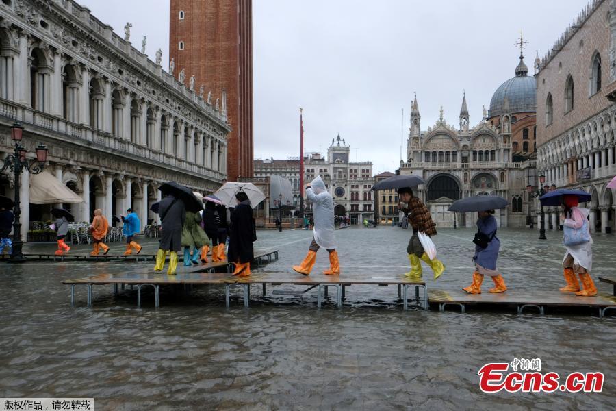 Veneza inundada por marés crescentes e chuva