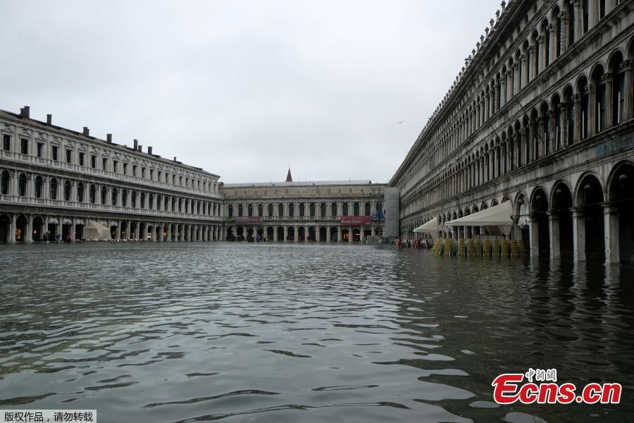 Veneza inundada por marés crescentes e chuva