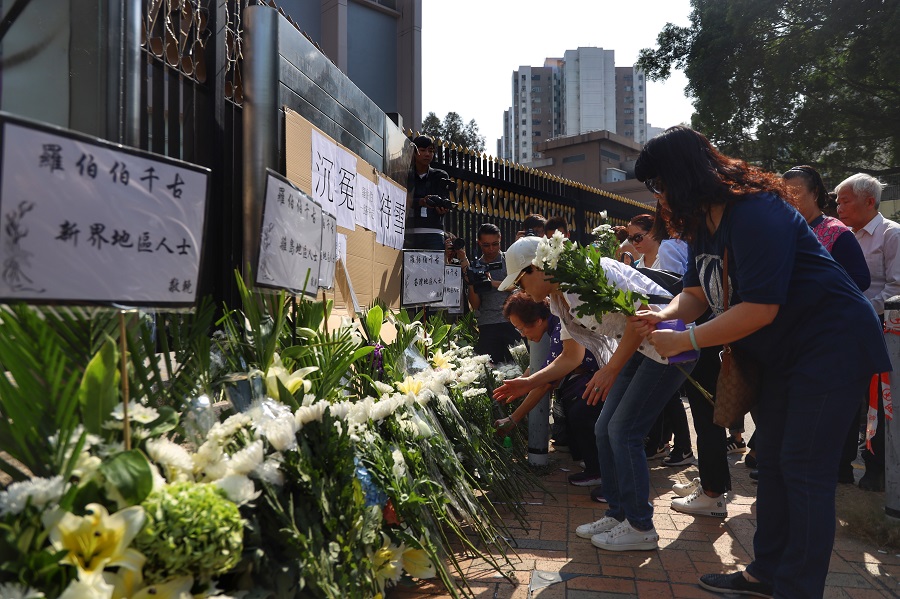 Residentes de Hong Kong pagam tributo a homem morto