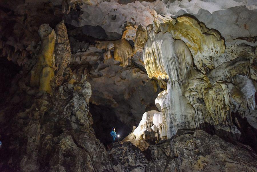 Cientistas descobrem buraco cárstico gigante na China