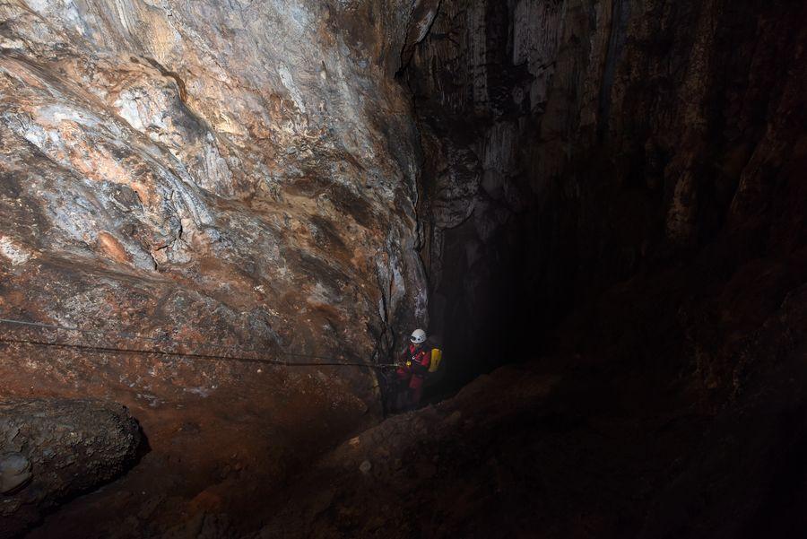 Cientistas descobrem buraco cárstico gigante na China